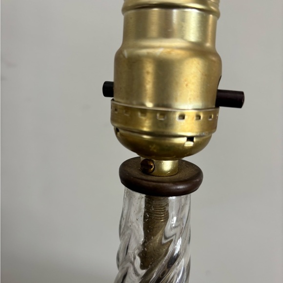 Elegant Vintage Brass and Swirl Clear Glass Table Lamp - Picture 4 of 8